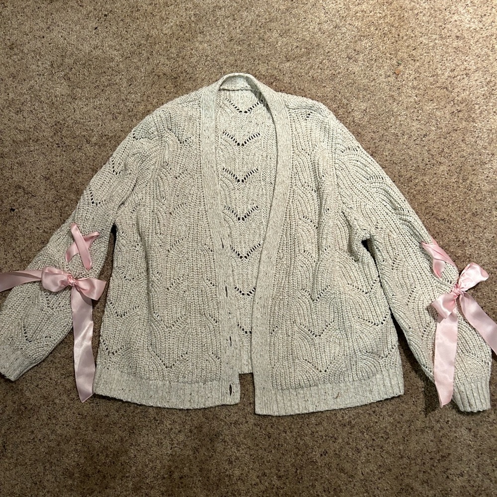 Like new bow detail sweater
